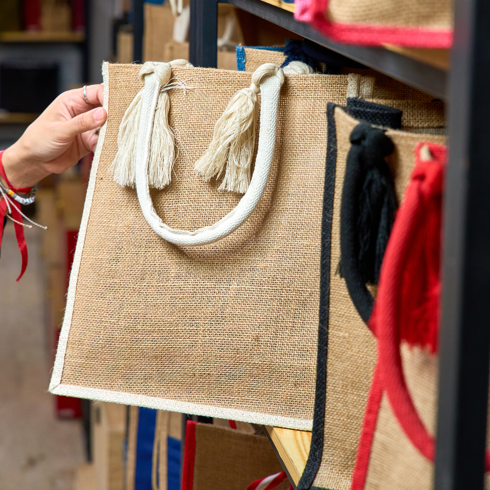 Bolso de Yute con Borlas